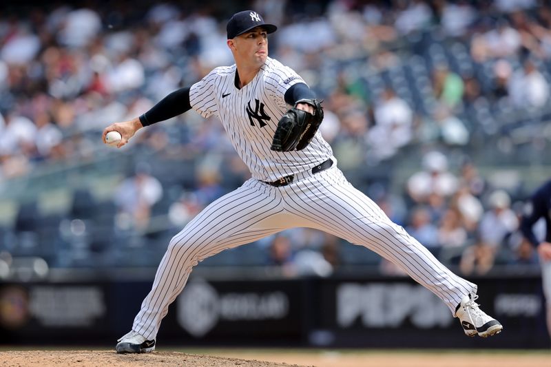 May 23, 2024; Bronx, New York, USA; New York Yankees relief pitcher Clay Holmes (35) pitches against the Seattle Mariners during the ninth inning at Yankee Stadium. Mandatory Credit: Brad Penner-USA TODAY Sports