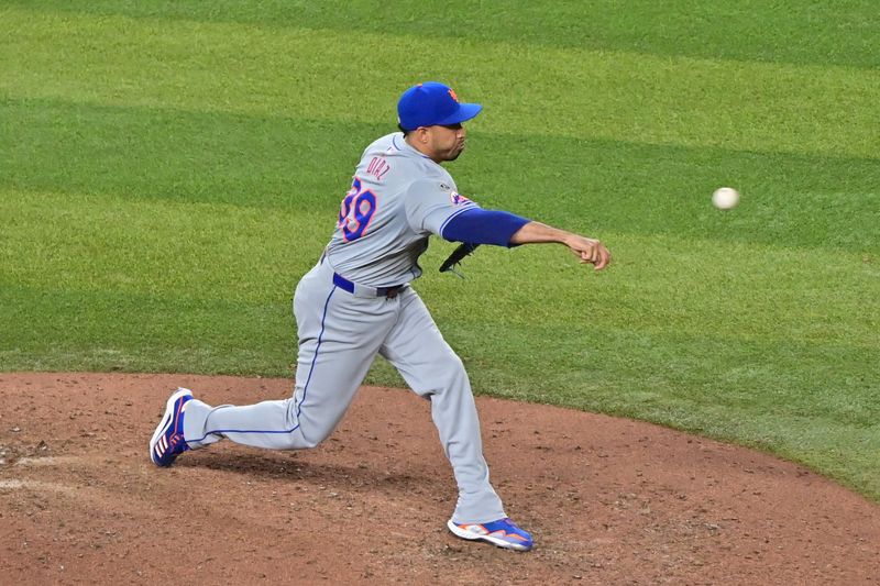 Aug 29, 2024; Phoenix, Arizona, USA;  New York Mets pitcher Edwin Diaz (39) throws in the ninth inning against the Arizona Diamondbacks at Chase Field. Mandatory Credit: Matt Kartozian-USA TODAY Sports