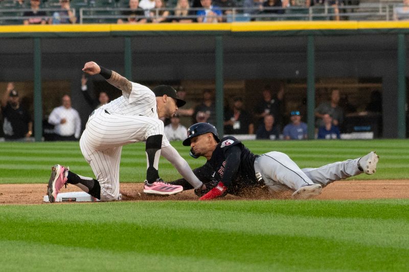 Sep 10, 2024; Chicago, Illinois, USA;  Cleveland Guardians second basemaan Andrés Giménez (0) is tagged out by Chicago White Sox second baseman Jacob Amaya (18) on an attempted steal during the first inning at Guaranteed Rate Field. Mandatory Credit: Matt Marton-Imagn Images