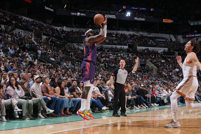 SAN ANTONIO, TX - MARCH 25: Royce O'Neale #00 of the Phoenix Suns shoots the ball during the game against the San Antonio Spurs on March 25, 2024 at the AT&T Center in San Antonio, Texas. NOTE TO USER: User expressly acknowledges and agrees that, by downloading and or using this photograph, user is consenting to the terms and conditions of the Getty Images License Agreement. Mandatory Copyright Notice: Copyright 2024 NBAE (Photos by Jesse D. Garrabrant/NBAE via Getty Images)