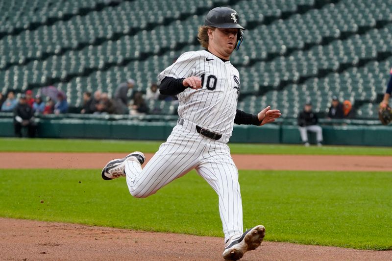 May 21, 2025; Chicago, Illinois, USA; Chicago White Sox shortstop Chase Meidroth (10) runs to third base against the Seattle Mariners during the first inning at Rate Field. Mandatory Credit: David Banks-Imagn Images