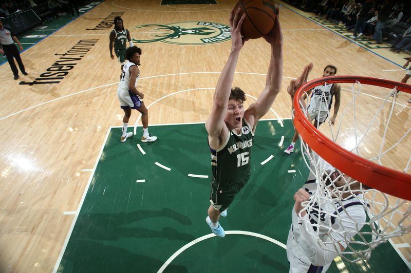 MILWAUKEE, WI - JANUARY 14:  Liam Robbins #15 of the Milwaukee Bucks drives to the basket during the game against the Sacramento Kings on January 14, 2025 at Fiserv Forum Center in Milwaukee, Wisconsin. NOTE TO USER: User expressly acknowledges and agrees that, by downloading and or using this Photograph, user is consenting to the terms and conditions of the Getty Images License Agreement. Mandatory Copyright Notice: Copyright 2025 NBAE (Photo by Gary Dineen/NBAE via Getty Images).