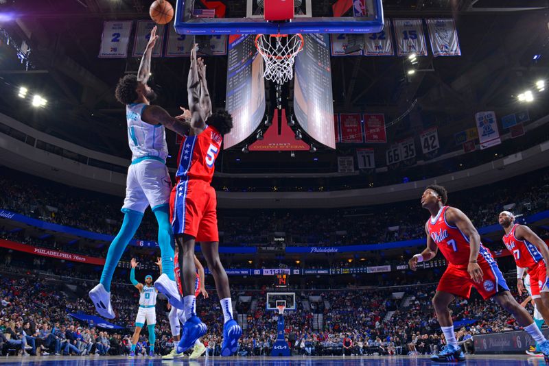 PHILADELPHIA, PA - MARCH 1: Nick Richards #4 of the Charlotte Hornets drives to the basket during the game against the Philadelphia 76ers on March 1, 2024 at the Wells Fargo Center in Philadelphia, Pennsylvania NOTE TO USER: User expressly acknowledges and agrees that, by downloading and/or using this Photograph, user is consenting to the terms and conditions of the Getty Images License Agreement. Mandatory Copyright Notice: Copyright 2024 NBAE (Photo by Jesse D. Garrabrant/NBAE via Getty Images)