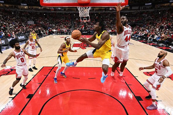 CHICAGO, ILLINOIS - DECEMBER 28:  Aaron Nesmith #23 of the Indiana Pacers attempts a reverse lay up while being defended by Patrick Williams #44 of the Chicago Bulls in the first half on December 28, 2023 at the United Center in Chicago, Illinois.   NOTE TO USER: User expressly acknowledges and agrees that, by downloading and or using this photograph, User is consenting to the terms and conditions of the Getty Images License Agreement.  (Photo by Jamie Sabau/Getty Images)