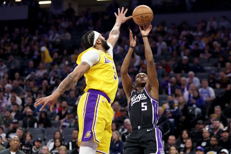 SACRAMENTO, CALIFORNIA - MARCH 13: De'Aaron Fox #5 of the Sacramento Kings shoots over Anthony Davis #3 of the Los Angeles Lakers in the first half at Golden 1 Center on March 13, 2024 in Sacramento, California. NOTE TO USER: User expressly acknowledges and agrees that, by downloading and or using this photograph, User is consenting to the terms and conditions of the Getty Images License Agreement.  (Photo by Ezra Shaw/Getty Images)