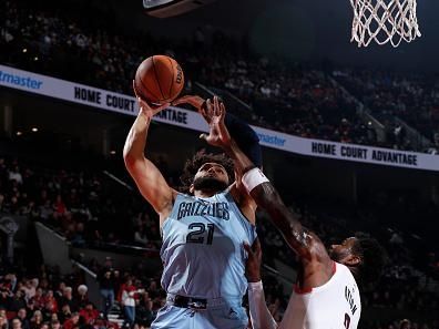 PORTLAND, OR - NOVEMBER 5: David Roddy #21 of the Memphis Grizzlies shoots the ball during the game against the Portland Trail Blazers on November 5, 2023 at the Moda Center Arena in Portland, Oregon. NOTE TO USER: User expressly acknowledges and agrees that, by downloading and or using this photograph, user is consenting to the terms and conditions of the Getty Images License Agreement. Mandatory Copyright Notice: Copyright 2023 NBAE (Photo by Cameron Browne/NBAE via Getty Images)