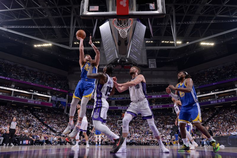 SACRAMENTO, CA - APRIL 16: Klay Thompson #11 of the Golden State Warriors drives to the basket during the game against the Sacramento Kings during the 2024 Play-In Tournament on April 16, 2024 at Golden 1 Center in Sacramento, California. NOTE TO USER: User expressly acknowledges and agrees that, by downloading and or using this Photograph, user is consenting to the terms and conditions of the Getty Images License Agreement. Mandatory Copyright Notice: Copyright 2024 NBAE (Photo by Rocky Widner/NBAE via Getty Images)