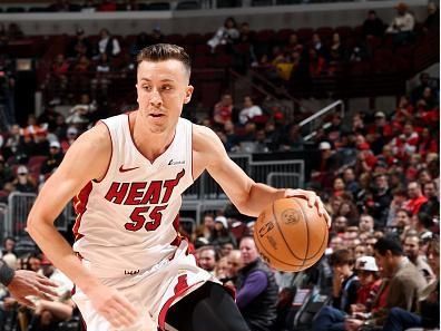 CHICAGO, IL - NOVEMBER 18: Duncan Robinson #55 of the Miami Heat dribbles the ball during the game against the Chicago Bulls on November 18, 2023 at United Center in Chicago, Illinois. NOTE TO USER: User expressly acknowledges and agrees that, by downloading and or using this photograph, User is consenting to the terms and conditions of the Getty Images License Agreement. Mandatory Copyright Notice: Copyright 2023 NBAE (Photo by Jeff Haynes/NBAE via Getty Images)