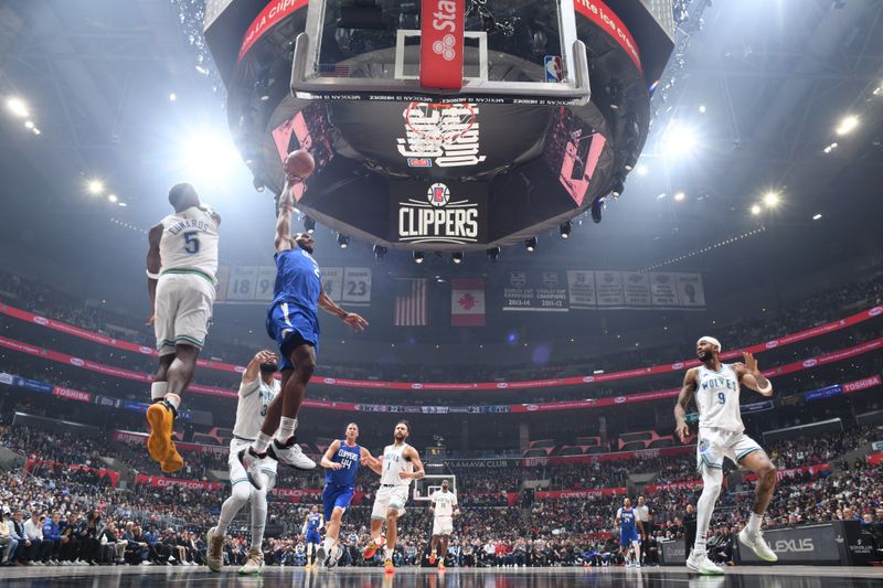 LOS ANGELES, CA - FEBRUARY 12:  Kawhi Leonard #2 of the LA Clippers goes to the basket during the game on February 12, 2024 at Crypto.Com Arena in Los Angeles, California. NOTE TO USER: User expressly acknowledges and agrees that, by downloading and/or using this Photograph, user is consenting to the terms and conditions of the Getty Images License Agreement. Mandatory Copyright Notice: Copyright 2024 NBAE (Photo by Adam Pantozzi/NBAE via Getty Images)