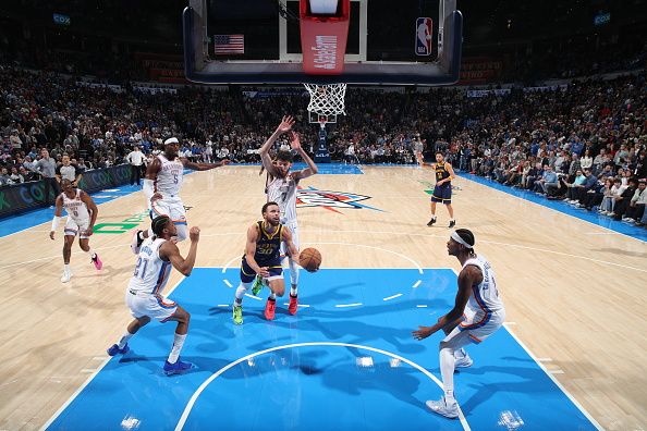 OKLAHOMA CITY, OK - DECEMBER 8: Stephen Curry #30 of the Golden State Warriors drives to the basket during the game against the Oklahoma City Thunder on December 8, 2023 at Paycom Arena in Oklahoma City, Oklahoma. NOTE TO USER: User expressly acknowledges and agrees that, by downloading and or using this photograph, User is consenting to the terms and conditions of the Getty Images License Agreement. Mandatory Copyright Notice: Copyright 2023 NBAE (Photo by Zach Beeker/NBAE via Getty Images)