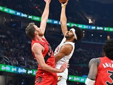 CLEVELAND, OHIO - NOVEMBER 26: Jarrett Allen #31 of the Cleveland Cavaliers shoots over Jakob Poeltl #19 of the Toronto Raptors during the first quarter at Rocket Mortgage Fieldhouse on November 26, 2023 in Cleveland, Ohio. NOTE TO USER: User expressly acknowledges and agrees that, by downloading and or using this photograph, User is consenting to the terms and conditions of the Getty Images License Agreement. (Photo by Jason Miller/Getty Images)