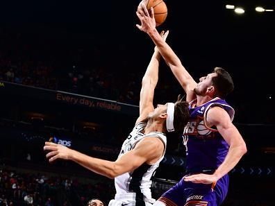 PHOENIX, AZ - NOVEMBER 2: Drew Eubanks #14 of the Phoenix Suns goes for the block during the game against the San Antonio Spurs on November 2, 2023 at Footprint Center in Phoenix, Arizona. NOTE TO USER: User expressly acknowledges and agrees that, by downloading and or using this photograph, user is consenting to the terms and conditions of the Getty Images License Agreement. Mandatory Copyright Notice: Copyright 2023 NBAE (Photo by Barry Gossage/NBAE via Getty Images)