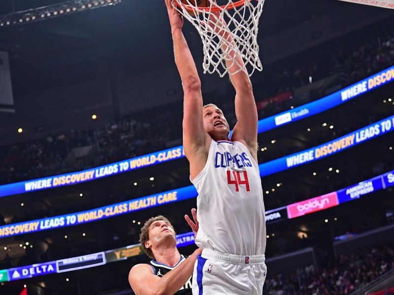 LOS ANGELES, CA - MARCH 10: Mason Plumlee #44 of the LA Clippers dunks the ball during the game against the Milwaukee Bucks on March 10, 2024 at Crypto.Com Arena in Los Angeles, California. NOTE TO USER: User expressly acknowledges and agrees that, by downloading and/or using this Photograph, user is consenting to the terms and conditions of the Getty Images License Agreement. Mandatory Copyright Notice: Copyright 2024 NBAE (Photo by Adam Pantozzi/NBAE via Getty Images)