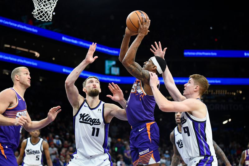 PHOENIX, ARIZONA - NOVEMBER 10: Bradley Beal #3 of the Phoenix Suns goes to the basket against Domantas Sabonis #11 of the Sacramento Kings and Kevin Huerter #9 during overtime of the NBA game at Footprint Center on November 10, 2024 in Phoenix, Arizona. NOTE TO USER: User expressly acknowledges and agrees that, by downloading and/or using this photograph, user is consenting to the terms and conditions of the Getty Images License Agreement.  (Photo by Kelsey Grant/Getty Images)