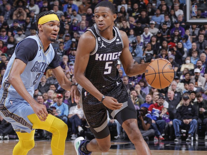 SACRAMENTO, CA - JANUARY 23:  De'Aaron Fox #5 of the Sacramento Kings drives to the basket during the game against the  Memphis Grizzlies  on January 23, 2023 at Golden 1 Center in Sacramento, California. NOTE TO USER: User expressly acknowledges and agrees that, by downloading and or using this Photograph, user is consenting to the terms and conditions of the Getty Images License Agreement. Mandatory Copyright Notice: Copyright 2023 NBAE (Photo by Rocky Widner/NBAE via Getty Images)