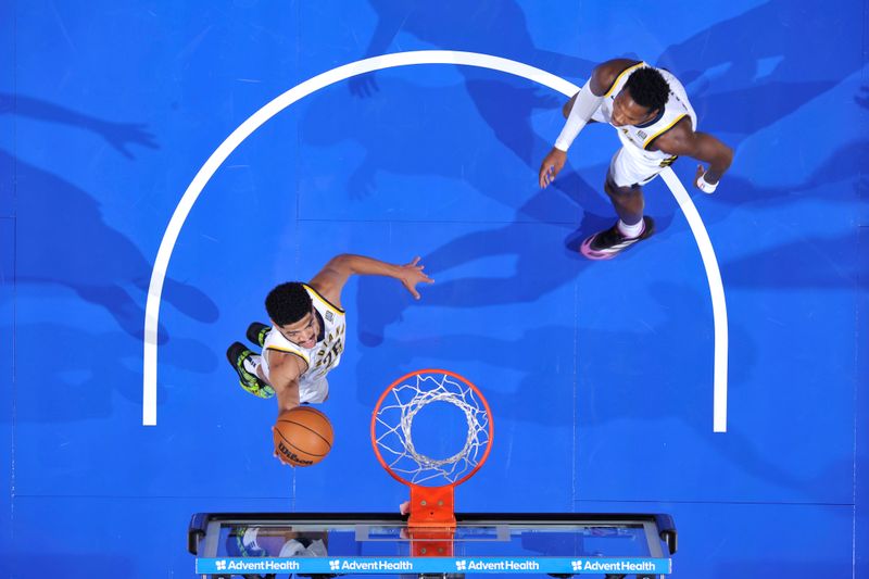 ORLANDO, FL - NOVEMBER 13: Ben Sheppard #26 of the Indiana Pacers drives to the basket during the game against the Orlando Magic on November 13, 2024 at Kia Center in Orlando, Florida. NOTE TO USER: User expressly acknowledges and agrees that, by downloading and or using this photograph, User is consenting to the terms and conditions of the Getty Images License Agreement. Mandatory Copyright Notice: Copyright 2024 NBAE (Photo by Fernando Medina/NBAE via Getty Images)