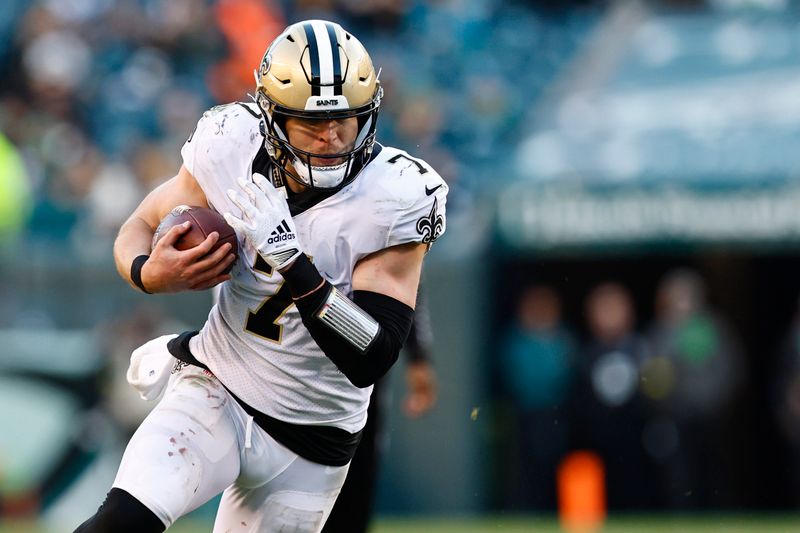 New Orleans Saints tight end Taysom Hill (7) in action against the Philadelphia Eagles during an NFL football game, Sunday, Jan. 1, 2023, in Philadelphia. (AP Photo/Rich Schultz)