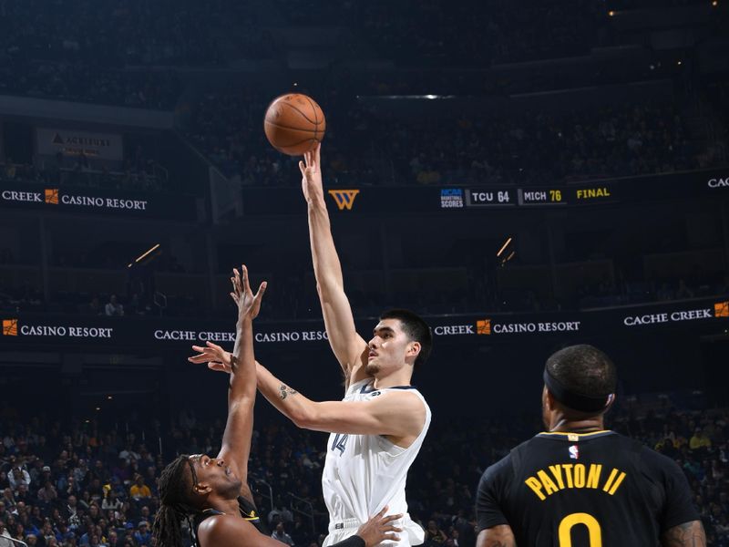 SAN FRANCISCO, CA - NOVEMBER 15: Zach Edey #14 of the Memphis Grizzlies shoots the ball during the game against the Golden State Warriors during the Emirates NBA Cup game on November 15, 2024 at Chase Center in San Francisco, California. NOTE TO USER: User expressly acknowledges and agrees that, by downloading and or using this photograph, user is consenting to the terms and conditions of Getty Images License Agreement. Mandatory Copyright Notice: Copyright 2024 NBAE (Photo by Noah Graham/NBAE via Getty Images)