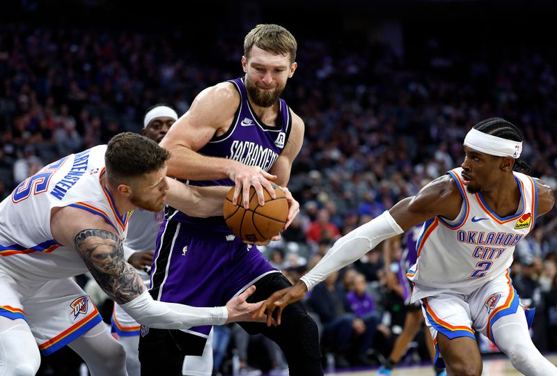 SACRAMENTO, CALIFORNIA - NOVEMBER 25: Domantas Sabonis #11 of the Sacramento Kings fights with Isaiah Hartenstein #55 and Shai Gilgeous-Alexander #2 of the Oklahoma City Thunder to gain control of the ball during the fourth quarter at Golden 1 Center on November 25, 2024 in Sacramento, California. NOTE TO USER: User expressly acknowledges and agrees that, by downloading and or using this photograph, User is consenting to the terms and conditions of the Getty Images License Agreement. (Photo by Thearon W. Henderson/Getty Images)