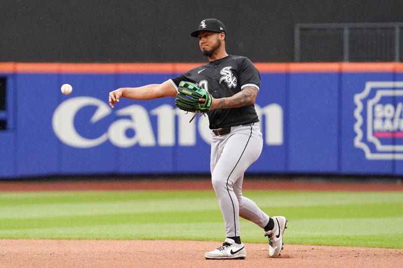 May 28, 2025; New York, New York, USA; Chicago White Sox second baseman Lenyn Sosa (50) throws out a runner during the game against the New York Mets at Citi Field. Mandatory Credit: Lucas Boland-Imagn Images