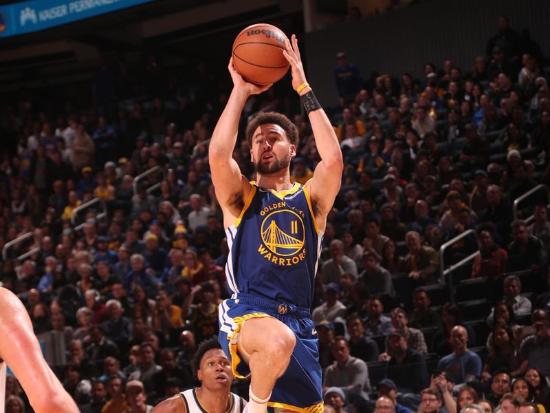 SAN FRANCISCO, CA - JANUARY 4: Klay Thompson #11 of the Golden State Warriors shoots the ball during the game against the Denver Nuggets on January 4, 2024 at Chase Center in San Francisco, California. NOTE TO USER: User expressly acknowledges and agrees that, by downloading and or using this photograph, user is consenting to the terms and conditions of Getty Images License Agreement. Mandatory Copyright Notice: Copyright 2024 NBAE (Photo by Jed Jacobsohn/NBAE via Getty Images)