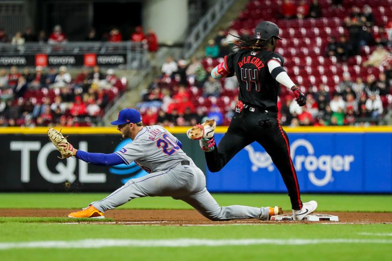 Apr 5, 2024; Cincinnati, Ohio, USA; New York Mets first baseman Pete Alonso (20) tags Cincinnati Reds shortstop Elly De La Cruz (44) out at first in the sixth inning at Great American Ball Park. Mandatory Credit: Katie Stratman-USA TODAY Sports