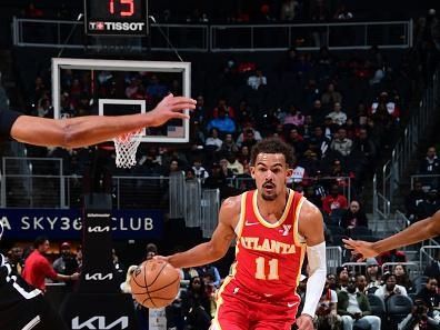 Atlanta Hawks turn 34 assists into a fourth-quarter surge as the Kings fade at State Farm Arena