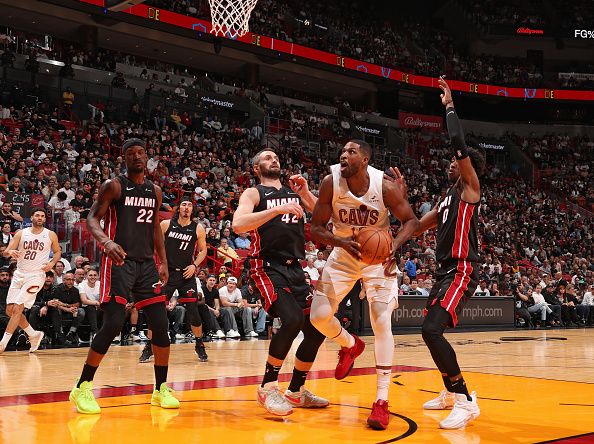 MIAMI, FL - DECEMBER 8:  Tristian Thompson #12 of the Cleveland Cavaliers drives to the basket during the game against the Miami Heat on December 8, 2023 at Kaseya Center in Miami, Florida. NOTE TO USER: User expressly acknowledges and agrees that, by downloading and or using this Photograph, user is consenting to the terms and conditions of the Getty Images License Agreement. Mandatory Copyright Notice: Copyright 2023 NBAE (Photo by Issac Baldizon/NBAE via Getty Images)