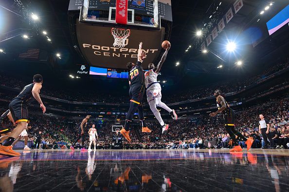 PHOENIX, AZ - DECEMBER 15: Julius Randle #30 of the New York Knicks drives to the basket during the game against the Phoenix Suns on December 15, 2023 at Footprint Center in Phoenix, Arizona. NOTE TO USER: User expressly acknowledges and agrees that, by downloading and or using this photograph, user is consenting to the terms and conditions of the Getty Images License Agreement. Mandatory Copyright Notice: Copyright 2023 NBAE (Photo by Kate Frese/NBAE via Getty Images)