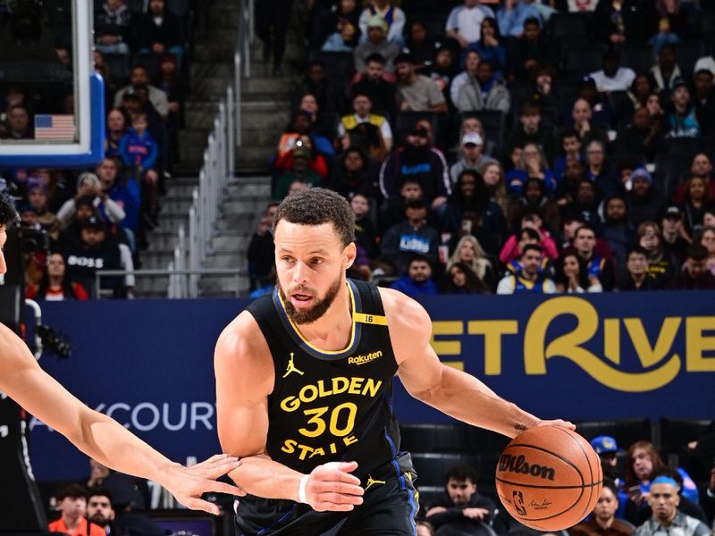 DETROIT, MI - JANUARY 9: Stephen Curry #30 of the Golden State Warriors dribbles the ball during the game against the Detroit Pistons on January 9, 2025 at Little Caesars Arena in Detroit, Michigan. NOTE TO USER: User expressly acknowledges and agrees that, by downloading and/or using this photograph, User is consenting to the terms and conditions of the Getty Images License Agreement. Mandatory Copyright Notice: Copyright 2025 NBAE (Photo by Chris Schwegler/NBAE via Getty Images)