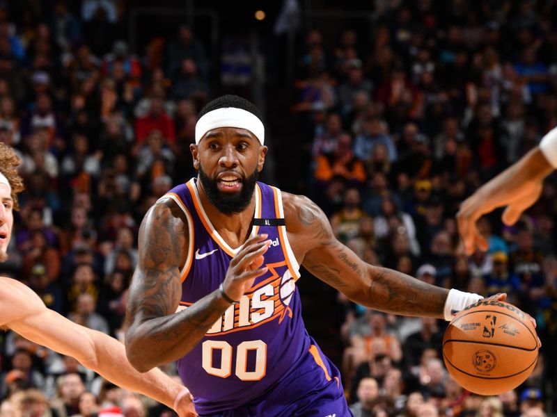 PHOENIX, AZ - NOVEMBER 30: Royce O'Neale #00 of the Phoenix Suns dribbles the ball during the game against the Golden State Warriors on November 30, 2024 at Footprint Center in Phoenix, Arizona. NOTE TO USER: User expressly acknowledges and agrees that, by downloading and or using this photograph, user is consenting to the terms and conditions of the Getty Images License Agreement. Mandatory Copyright Notice: Copyright 2024 NBAE (Photo by Barry Gossage/NBAE via Getty Images)