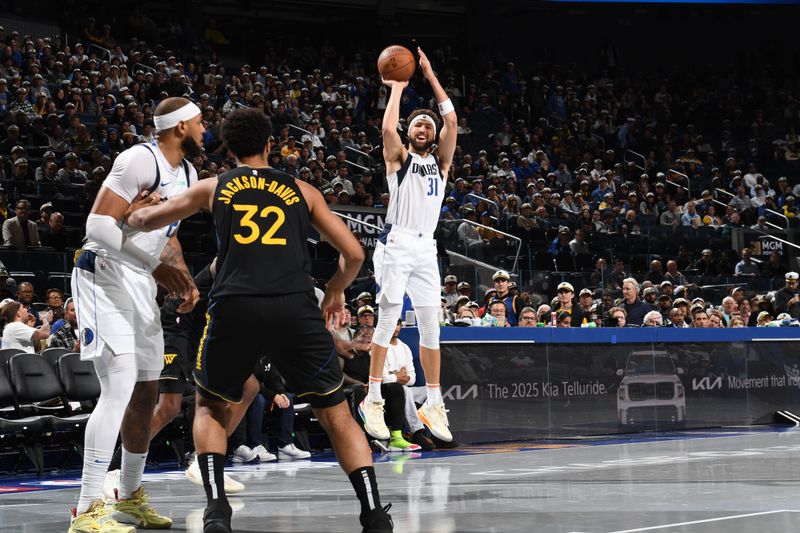 SAN FRANCISCO, CA - NOVEMBER 12: Klay Thompson #31 of the Dallas Mavericks shoots the ball during the game against the Golden State Warriors during the Emirates NBA Cup game on November 12, 2024 at Chase Center in San Francisco, California. NOTE TO USER: User expressly acknowledges and agrees that, by downloading and or using this photograph, user is consenting to the terms and conditions of Getty Images License Agreement. Mandatory Copyright Notice: Copyright 2024 NBAE (Photo by Noah Graham/NBAE via Getty Images)