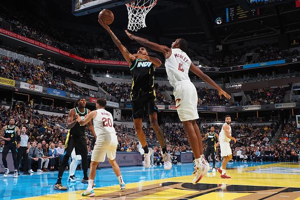 INDIANAPOLIS, IN - NOVEMBER 3: Obi Toppin #1 of the Indiana Pacers drives to the basket during the game against the Cleveland Cavaliers during the In-Season Tournament on November 3, 2023 at Gainbridge Fieldhouse in Indianapolis, Indiana. NOTE TO USER: User expressly acknowledges and agrees that, by downloading and or using this Photograph, user is consenting to the terms and conditions of the Getty Images License Agreement. Mandatory Copyright Notice: Copyright 2023 NBAE (Photo by Ron Hoskins/NBAE via Getty Images)