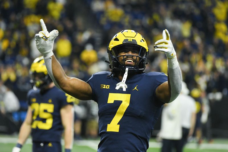 Dec 3, 2022; Indianapolis, Indiana, USA;  Michigan Wolverines running back Donovan Edwards (7) before the Big Ten Championship against the Purdue Boilermakers at Lucas Oil Stadium. Mandatory Credit: Robert Goddin-USA TODAY Sports