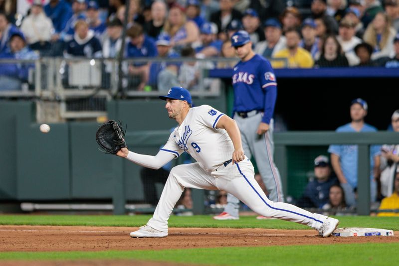 May 4, 2024; Kansas City, Missouri, USA; Kansas City Royals first base Vinnie Pasquantino (9) stretches for a throw to first base during the eighth inning against the Texas Rangers at Kauffman Stadium. Mandatory Credit: William Purnell-USA TODAY Sports