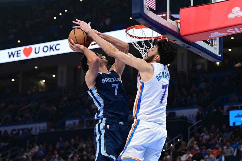 OKLAHOMA CITY, OKLAHOMA - DECEMBER 18: Chet Holmgren #7 of the Oklahoma City Thunder blocks the shot of Santi Aldama #7 of the Memphis Grizzlies during the first half at Paycom Center on December 18, 2023 in Oklahoma City, Oklahoma. NOTE TO USER: User expressly acknowledges and agrees that, by downloading and or using this Photograph, user is consenting to the terms and conditions of the Getty Images License Agreement. (Photo by Joshua Gateley/Getty Images)