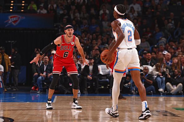 OKLAHOMA CITY, OK - NOVEMBER 22:  Alex Caruso #6 of the Chicago Bulls plays defense against Shai Gilgeous-Alexander #2 of the Oklahoma City Thunder on November 22, 2023 at Paycom Arena in Oklahoma City, Oklahoma. NOTE TO USER: User expressly acknowledges and agrees that, by downloading and or using this photograph, User is consenting to the terms and conditions of the Getty Images License Agreement. Mandatory Copyright Notice: Copyright 2023 NBAE (Photo by Zach Beeker/NBAE via Getty Images)