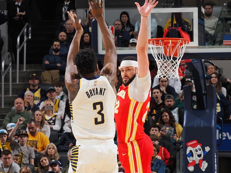 INDIANAPOLIS, IN - FEBRUARY 1: Larry Nance Jr. #22 of the Atlanta Hawks plays defense during the game against the Indiana Pacers on February 1, 2025 at Gainbridge Fieldhouse in Indianapolis, Indiana. NOTE TO USER: User expressly acknowledges and agrees that, by downloading and or using this Photograph, user is consenting to the terms and conditions of the Getty Images License Agreement. Mandatory Copyright Notice: Copyright 2025 NBAE (Photo by Ron Hoskins/NBAE via Getty Images)