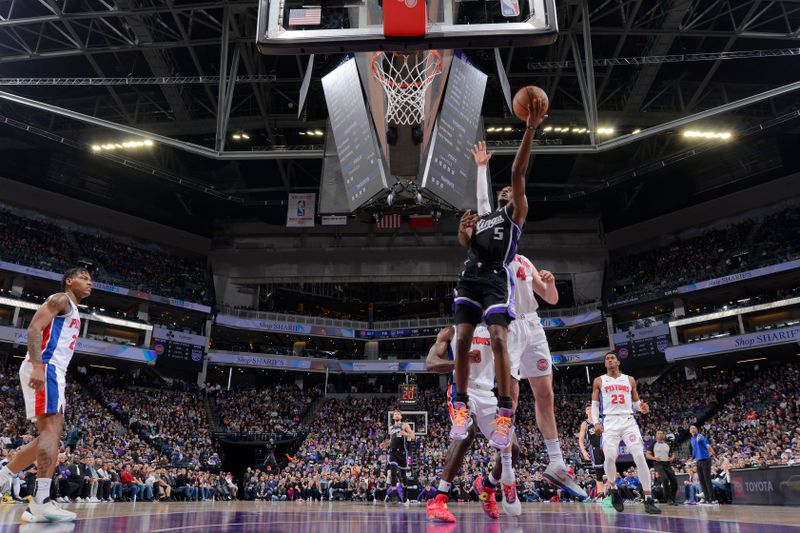 SACRAMENTO, CA - FEBRUARY 7: De'Aaron Fox #5 of the Sacramento Kings drives to the basket during the game against the Detroit Pistons on February 7, 2024 at Golden 1 Center in Sacramento, California. NOTE TO USER: User expressly acknowledges and agrees that, by downloading and or using this Photograph, user is consenting to the terms and conditions of the Getty Images License Agreement. Mandatory Copyright Notice: Copyright 2024 NBAE (Photo by Rocky Widner/NBAE via Getty Images)