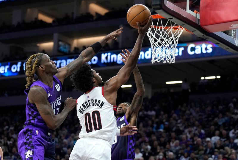 SACRAMENTO, CALIFORNIA - OCTOBER 28: Scoot Henderson #00 of the Portland Trail Blazers shoots over Keon Ellis #23 and Malik Monk #0 of the Sacramento Kings during the third quarter at Golden 1 Center on October 28, 2024 in Sacramento, California. NOTE TO USER: User expressly acknowledges and agrees that, by downloading and or using this photograph, User is consenting to the terms and conditions of the Getty Images License Agreement. (Photo by Thearon W. Henderson/Getty Images)