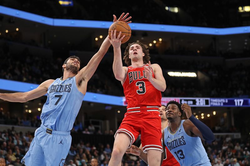 MEMPHIS, TENNESSEE - OCTOBER 28: Josh Giddey #3 of the Chicago Bulls goes to the basket against Santi Aldama #7 of the Memphis Grizzlies during the second half at FedExForum on October 28, 2024 in Memphis, Tennessee. NOTE TO USER: User expressly acknowledges and agrees that, by downloading and or using this photograph, User is consenting to the terms and conditions of the Getty Images License Agreement. (Photo by Justin Ford/Getty Images)