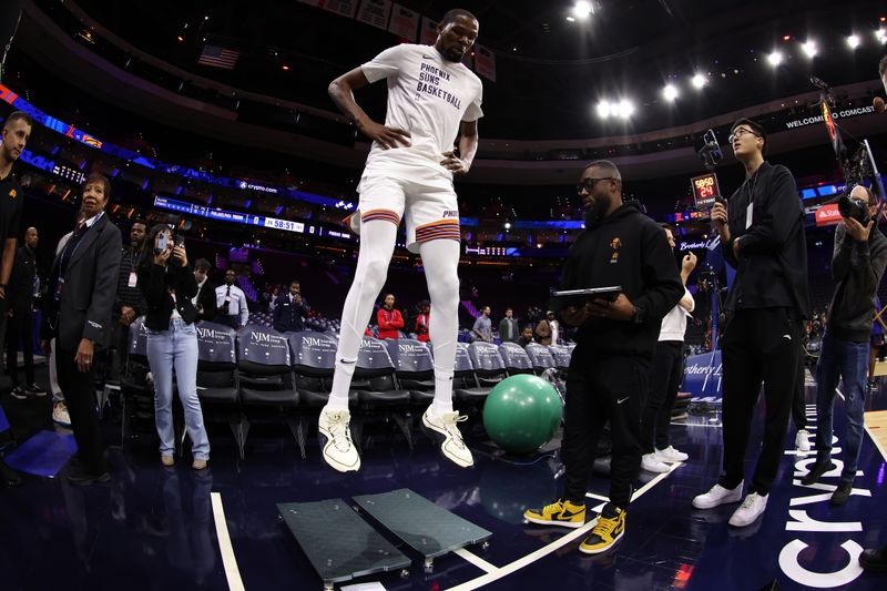 PHILADELPHIA, PENNSYLVANIA - NOVEMBER 04: Kevin Durant #35 of the Phoenix Suns warms up before playing against the Philadelphia 76ers at the Wells Fargo Center on November 04, 2023 in Philadelphia, Pennsylvania. NOTE TO USER: User expressly acknowledges and agrees that, by downloading and or using this photograph, User is consenting to the terms and conditions of the Getty Images License Agreement. (Photo by Tim Nwachukwu/Getty Images)