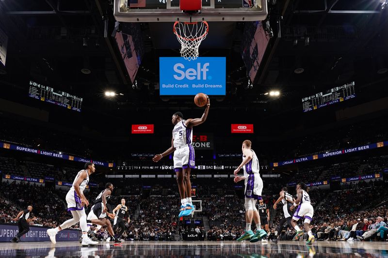 SAN ANTONIO, TX - DECEMBER 6: De'Aaron Fox #5 of the Sacramento Kings rebounds the ball during the game against the San Antonio Spurs on December 6, 2024 at the Frost Bank Center in San Antonio, Texas. NOTE TO USER: User expressly acknowledges and agrees that, by downloading and or using this photograph, user is consenting to the terms and conditions of the Getty Images License Agreement. Mandatory Copyright Notice: Copyright 2024 NBAE (Photos by Darren Carroll/NBAE via Getty Images)