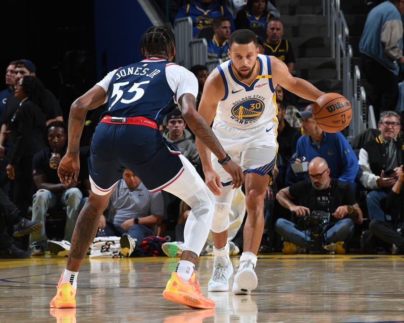 SAN FRANCISCO, CA - OCTOBER 27: Stephen Curry #30 of the Golden State Warriors dribbles the ball during the game against the LA Clippers on October 27, 2024 at Chase Center in San Francisco, California. NOTE TO USER: User expressly acknowledges and agrees that, by downloading and or using this photograph, user is consenting to the terms and conditions of Getty Images License Agreement. Mandatory Copyright Notice: Copyright 2024 NBAE (Photo by Noah Graham/NBAE via Getty Images)