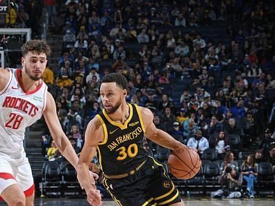 SAN FRANCISCO, CA - NOVEMBER 20: Stephen Curry #30 of the Golden State Warriors drives to the basket during the game against the Houston Rockets on November 20, 2023 at Chase Center in San Francisco, California. NOTE TO USER: User expressly acknowledges and agrees that, by downloading and or using this photograph, user is consenting to the terms and conditions of Getty Images License Agreement. Mandatory Copyright Notice: Copyright 2023 NBAE (Photo by Noah Graham/NBAE via Getty Images)