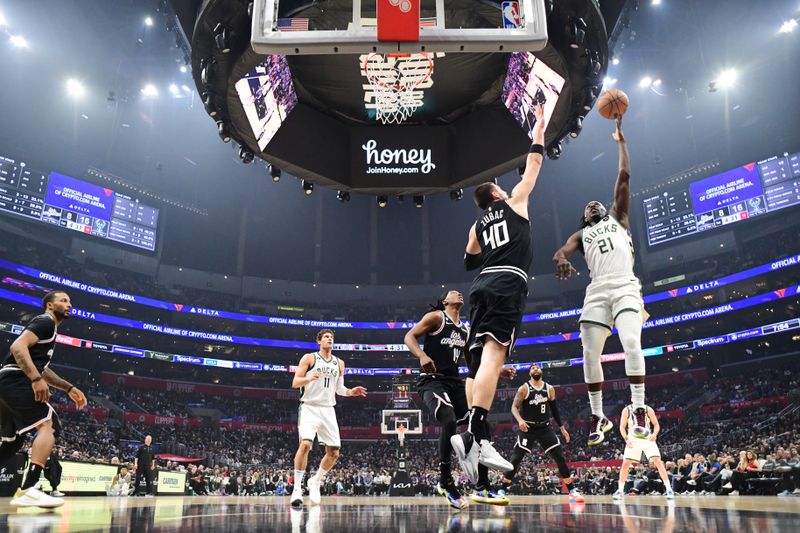 LOS ANGELES, CA - FEBRUARY 10: Jrue Holiday #21 of the Milwaukee Bucks drives to the basket during the game against the LA Clippers on February 10, 2023 at Crypto.Com Arena in Los Angeles, California. NOTE TO USER: User expressly acknowledges and agrees that, by downloading and/or using this Photograph, user is consenting to the terms and conditions of the Getty Images License Agreement. Mandatory Copyright Notice: Copyright 2023 NBAE (Photo by Adam Pantozzi/NBAE via Getty Images)