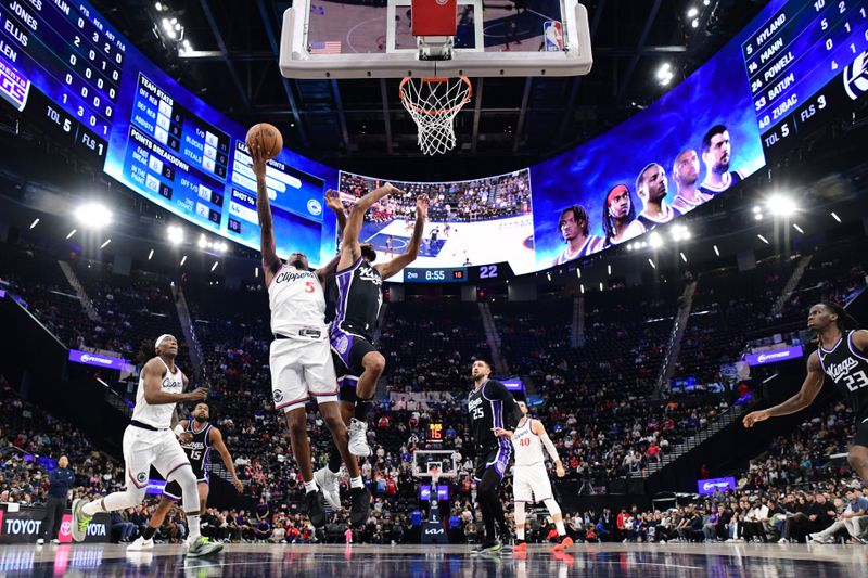 INGLEWOOD, CA - OCTOBER 17: Bones Hyland #5 of the LA Clippers drives to the basket during the game against the Sacramento Kings during a NBA Preseason game on October 17, 2024 at Intuit Dome in Los Angeles, California. NOTE TO USER: User expressly acknowledges and agrees that, by downloading and/or using this Photograph, user is consenting to the terms and conditions of the Getty Images License Agreement. Mandatory Copyright Notice: Copyright 2024 NBAE (Photo by Adam Pantozzi/NBAE via Getty Images)