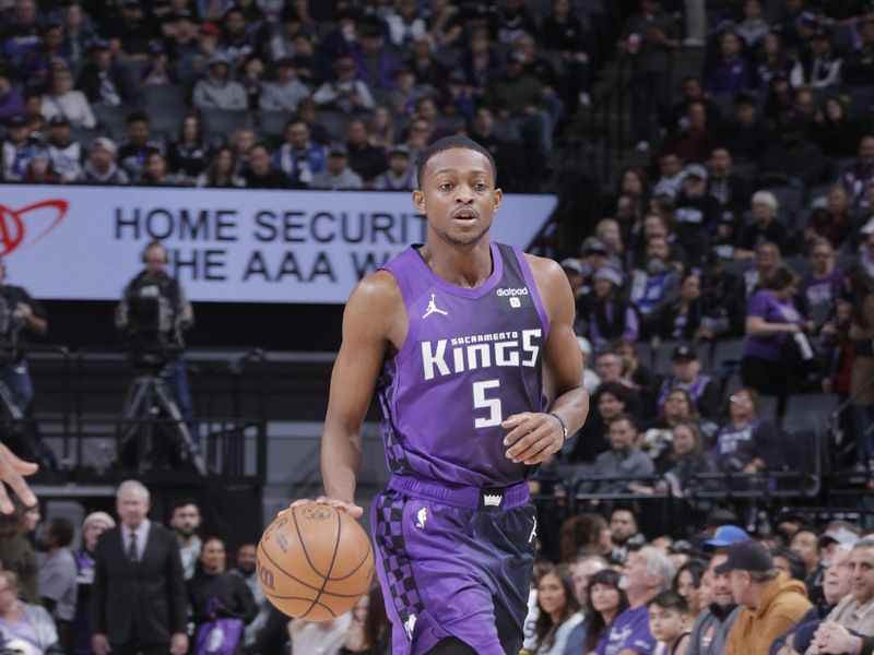 SACRAMENTO, CA - JANUARY 7:  De'Aaron Fox #5 of the Sacramento Kings handles the ball during the game  on January 7, 2024 at Golden 1 Center in Sacramento, California. NOTE TO USER: User expressly acknowledges and agrees that, by downloading and or using this Photograph, user is consenting to the terms and conditions of the Getty Images License Agreement. Mandatory Copyright Notice: Copyright 2024 NBAE (Photo by Rocky Widner/NBAE via Getty Images)