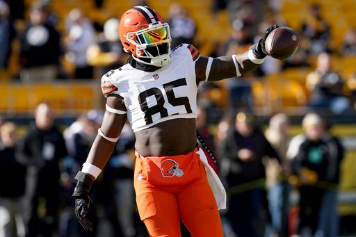 Cleveland Browns tight end David Njoku (85) warms up before an NFL football game against the Pittsburgh Steelers Sunday, Dec. 8, 2024, in Pittsburgh. (AP Photo/Matt Freed)