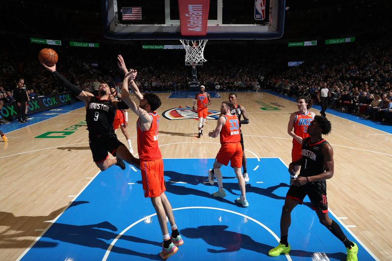 OKLAHOMA CITY, OK - MARCH 27:  Dillon Brooks #9 of the Houston Rockets drives to the basket during the game as Chet Holmgren #7 of the Oklahoma City Thunder plays defense on March 27, 2024 at Paycom Arena in Oklahoma City, Oklahoma. NOTE TO USER: User expressly acknowledges and agrees that, by downloading and or using this photograph, User is consenting to the terms and conditions of the Getty Images License Agreement. Mandatory Copyright Notice: Copyright 2024 NBAE (Photo by Zach Beeker/NBAE via Getty Images)